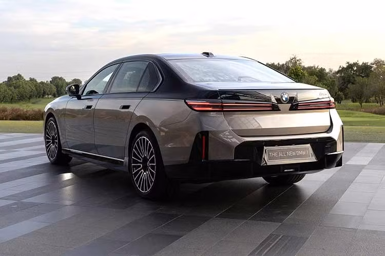 BMW i7 50 xDrive sử dụng hai mô-tơ điện, sản sinh tổng công suất 455 mã lực và mô-men xoắn cực đại 660 Nm, kết hợp hệ dẫn động bốn bánh xDrive. Xe có khả năng tăng tốc từ 0–100 km/h trong 5,5 giây trước khi đạt tốc độ tối đa 210 km/h.