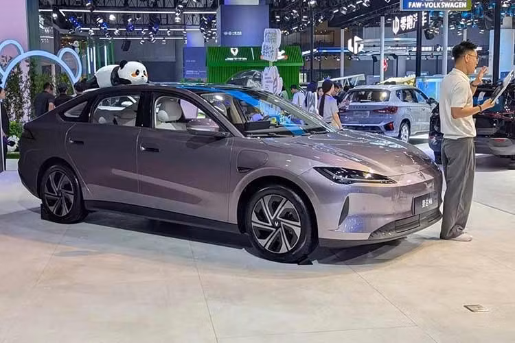 Jetta là thương hiệu xe phổ thông dành riêng cho thị trường Trung Quốc, được đặt theo tên mẫu sedan Volkswagen Jetta vốn có lịch sử hơn 30 năm tại quốc gia này. Trước khi M6 xuất hiện, thương hiệu chủ yếu cung cấp các mẫu xe sử dụng động cơ đốt trong.