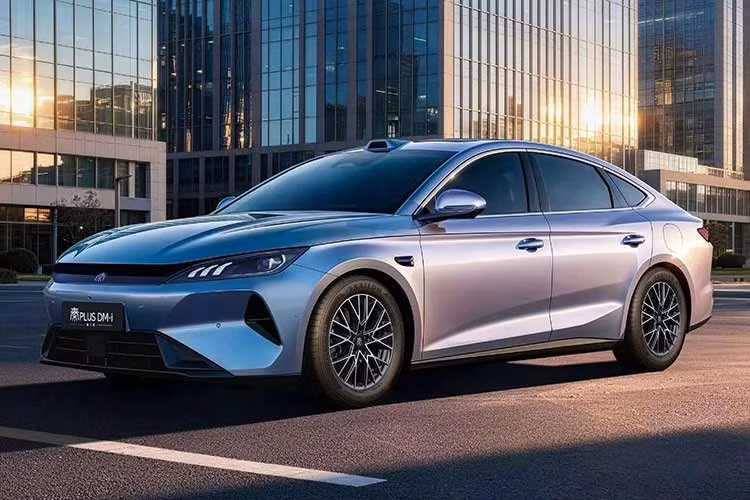 BYD đã ra mắt Qin Plus DM-i thế hệ thứ 3 tại thị trường Trung Quốc, nâng cấp mẫu sedan gia đình chủ lực của hãng với thân xe lớn hơn, phạm vi di chuyển thuần điện dài hơn và tùy chọn cảm biến LiDAR. BYD Qin Plus DM-i 2027 đã chính thức được mở bán tại thị trường Trung Quốc vào ngày 27/10/2026.