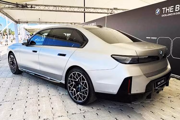 Ở ngoại thất, bản M Sport được trang bị bộ mâm BMW Individual 21 inch phối hai tông màu, hệ thống treo khí nén thích ứng hai cầu và công nghệ đánh lái bánh sau Integral Active Steering. Những trang bị nổi bật khác gồm lưới tản nhiệt Iconic Glow phát sáng, cụm đèn pha pha lê BMW Individual, cửa sổ trời toàn cảnh Panorama Sky Lounge và hệ thống cửa đóng mở tự động.