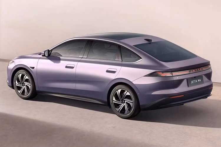 Các phiên bản cao cấp hơn của mẫu sedan điện Volkswagen Jetta M6 2027 tại Trung Quốc được trang bị mô-tơ điện mạnh 194 mã lực, giúp rút ngắn thời gian tăng tốc từ 0 - 100 km/h xuống còn 6,8 giây (so với 8,3 giây ở bản tiêu chuẩn).
