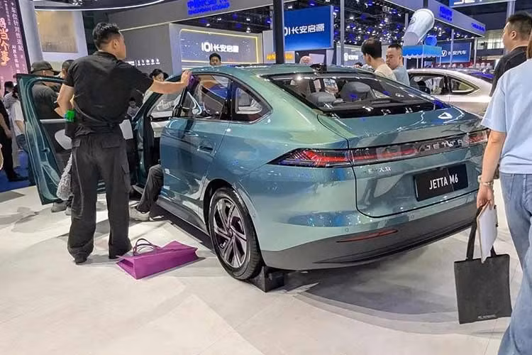 Volkswagen Jetta M6 2027 mới hướng đến nhóm khách hàng có ngân sách hạn chế nhưng vẫn muốn sử dụng ôtô điện. FAW-Volkswagen cho biết, số đơn đặt mua được ghi nhận là đơn hàng đã xác nhận, trong đó khách hàng phải chấp nhận mất tiền đặt cọc nếu hủy giao dịch.