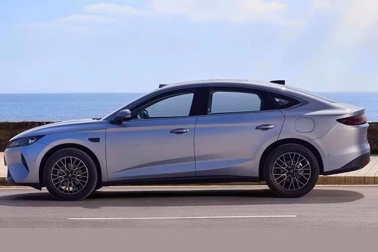 Tại thị trường Trung Quốc, BYD Qin Plus DM-i 2027 sẽ bán ra với 3 phiên bản kèm mức giá niêm yết chính thức dao động từ 79.900-100.900 Nhân dân tệ (tương đương khoảng 311-393 triệu đồng). Về ngoại hình, BYD Qin Plus DM-i 2027 đã tăng kích thước nhỉnh hơn so với thế hệ cũ.