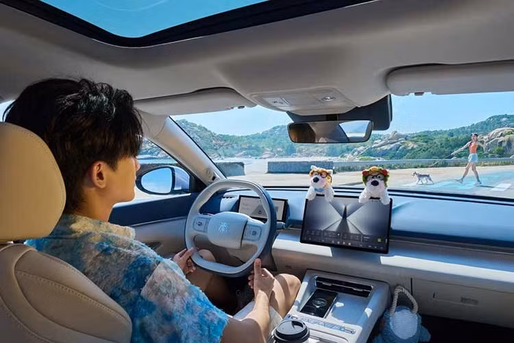 Khoang nội thất được trang bị hệ thống thông tin giải trí DiLink 150 với bảng đồng hồ kỹ thuật số 8,8 inch và màn hình cảm ứng trung tâm kích thước 10,1 inch hoặc 12,8 inch, tùy phiên bản. Các không gian chứa đồ bổ sung và ghế ngồi đã được thiết kế lại nhằm nâng cao tính tiện dụng trong quá trình sử dụng hằng ngày.