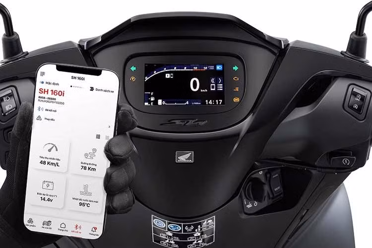 Trang bị an toàn và tiện ích trên xe vẫn gồm khóa thông minh Smart Key thêm chức năng cảnh báo quên tắt khóa điện. Hệ thống phanh ABS 2 kênh cùng hệ thống kiểm soát lực kéo HSTC có mặt trên các phiên bản Thể thao, Đặc biệt và Cao cấp.