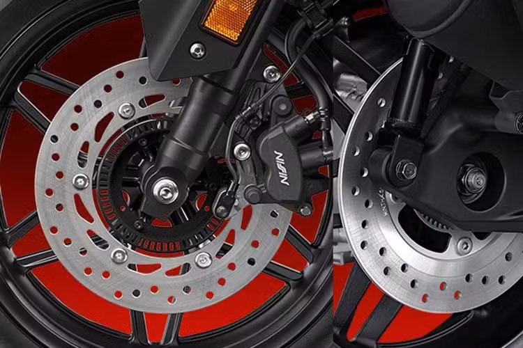 Honda Forza 350 2026 được trang bị bộ phanh đĩa trước sau tích hợp ABS hai kênh cùng hệ thống kiểm soát lực kéo HSTC tiếp tục đảm bảo an toàn cho người lái. Về vận hành, Honda tiếp tục sử dụng khối động cơ eSP+ dung tích 330cc, xi-lanh đơn, 4 van.
