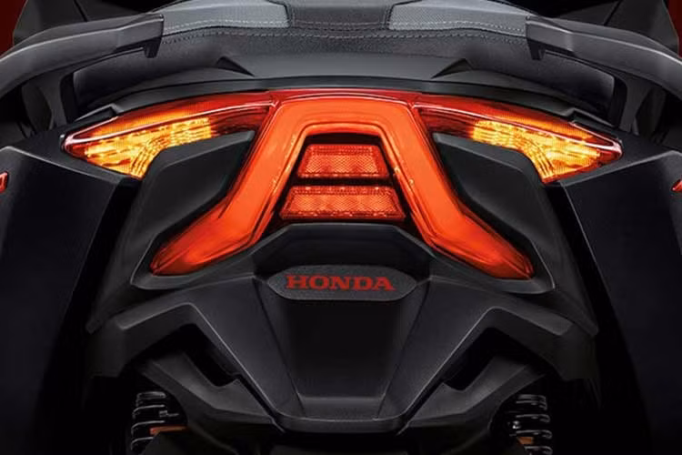 Hệ thống khung gầm của xe cũng không có sự điều chỉnh đáng kể, khung underbone kết hợp với hệ thống treo trước dạng ống lồng và giảm xóc sau đôi có thể điều chỉnh preload giúp xe vận hành ổn định trong nhiều điều kiện khác nhau.