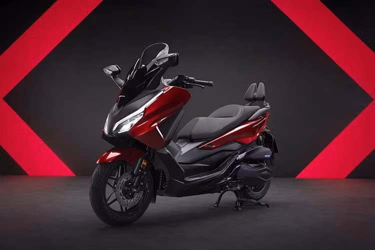 Theo công bố từ hãng, Honda Forza 350 2026 phiên bản Đen-đỏ vừa ra mắt tại thị trường Thái Lan có mức giá đề xuất từ 185.340 Baht (khoảng 129 triệu đồng). Nếu so nhanh thì mức giá này còn dễ tiếp cận hơn cả Honda SH350i đang bán chính hãng tại Việt Nam, vốn có giá cao hơn khá nhiều.