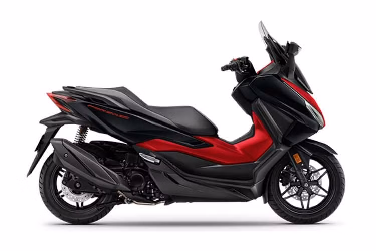 Về thiết kế, những đường nét đặc trưng của dòng maxi-scooter vẫn được duy trì trên Honda Forza 350 2026 nâng cấp; từ thân xe lớn, tư thế ngồi thoải mái đến phần đầu xe mang phong cách hiện đại. Sự thay đổi chủ yếu tập trung vào yếu tố thẩm mỹ, hướng tới nhóm khách hàng trẻ hoặc người dùng muốn một chiếc xe vừa cao cấp vừa cá tính.