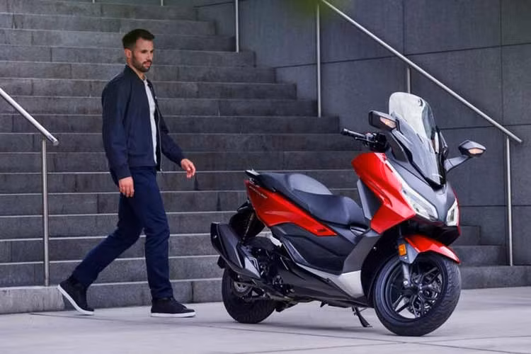 Trong phân khúc maxi-scooter tại Việt Nam, Honda Forza 350 cạnh tranh trực tiếp với Yamaha XMAX 300, một mẫu xe cũng có thiết kế hiện đại, động cơ mạnh mẽ và được đánh giá cao về khả năng vận hành. So với đối thủ, Forza 350 có lợi thế về trang bị công nghệ và không gian chứa đồ, trong khi XMAX 300 lại có mức giá dễ tiếp cận hơn và độ nhận diện thương hiệu tốt.