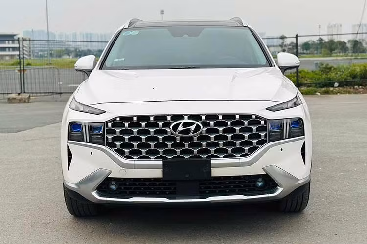 Để đáp ứng nhu cầu của khách hàng quan tâm đến khả năng tiết kiệm nhiên liệu, Hyundai Thành Công đã bổ sung thêm phiên bản hybrid cho SantaFe. Biến thể này có giá 1,369 tỷ đồng, sử dụng động cơ xăng tăng áp 1.6L kết hợp với mô-tơ điện tạo ra tổng công suất 232 mã lực và mô-men xoắn 367Nm, với mức tiêu thụ trung bình chỉ 5,1 lít/100 km.