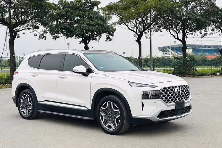 Sau gần hai năm kể từ khi mẫu xe SUV Hyundai SantaFe được nâng cấp lên thế hệ mới và loại bỏ tùy chọn động cơ dầu, những mẫu xe thế hệ cũ xuất hiện trên sàn mua bán ôtô đã qua sử dụng vẫn thu hút sự quan tâm lớn từ người tiêu dùng Việt Nam.