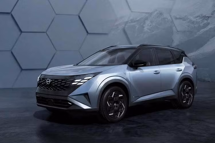 Các hình ảnh hé lộ cho thấy mẫu xe SUV Nissan X-Trail 2027 sở hữu ngôn ngữ thiết kế mới sắc sảo hơn, lấy cảm hứng từ những mẫu xe gần đây như Murano và Leaf. Phần đầu xe nổi bật với các đường cắt sắc nét giao nhau tạo hình chữ X, kết hợp cùng cụm đèn và lưới tản nhiệt tạo thành mảng “mặt nạ” màu đen đặc trưng.
