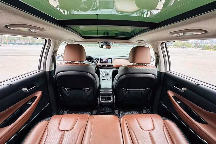 Cũng theo một số tư vấn bán hàng tại Hyundai chính hãng ở khu vực Hà Nội cho biết, trước đây bản máy dầu của SantaFe luôn chiếm doanh số lớn hơn bản máy xăng, tỷ lệ có lúc là 70:30. Khách chuộng bản máy dầu vì vận hành êm, sức kéo tốt khi đi đường đèo, dốc...
