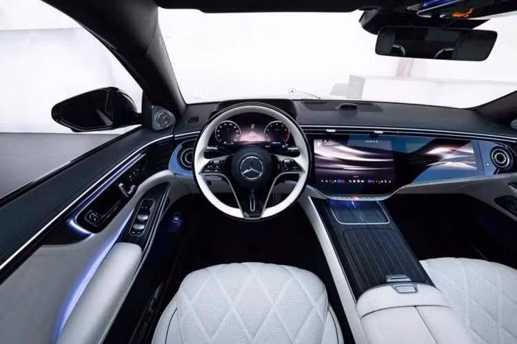 Vên trong, Mercedes-Maybach S-Class Night Series 2026 tiếp tục duy trì sự xa hoa nhưng có phần trầm mặc hơn. Điểm thay đổi đáng chú ý là sự xuất hiện của màn hình giải trí siêu lớn MBUX Superscreen trải dài trên bảng táp-lô.