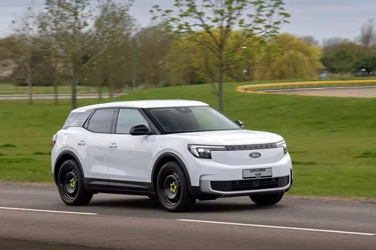 Ford Explorer Van chạy điện về ngoại hình gần như không có nhiều khác biệt so với phiên bản SUV thuàn điện đang bán ra thị trường hiện nay. Tuy nhiên, với bộ mâm thép sơn đen kết hợp ốc bánh xe màu vàng nổi bật.