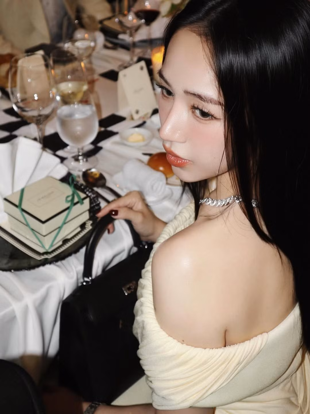 Dù bận rộn với việc chăm sóc bốn con nhỏ, Joyce Phạm vẫn giữ được sự tươi tắn và rạng rỡ. Trên mạng xã hội, cô thường xuyên chia sẻ khoảnh khắc đời thường bên chồng và các con, lan tỏa hình ảnh một người mẹ trẻ hạnh phúc, năng động nhưng vẫn hết sức chăm chút cho bản thân. Chính tinh thần tích cực và sự chỉn chu này giúp cô luôn nhận được sự quan tâm lớn từ cộng đồng mạng.