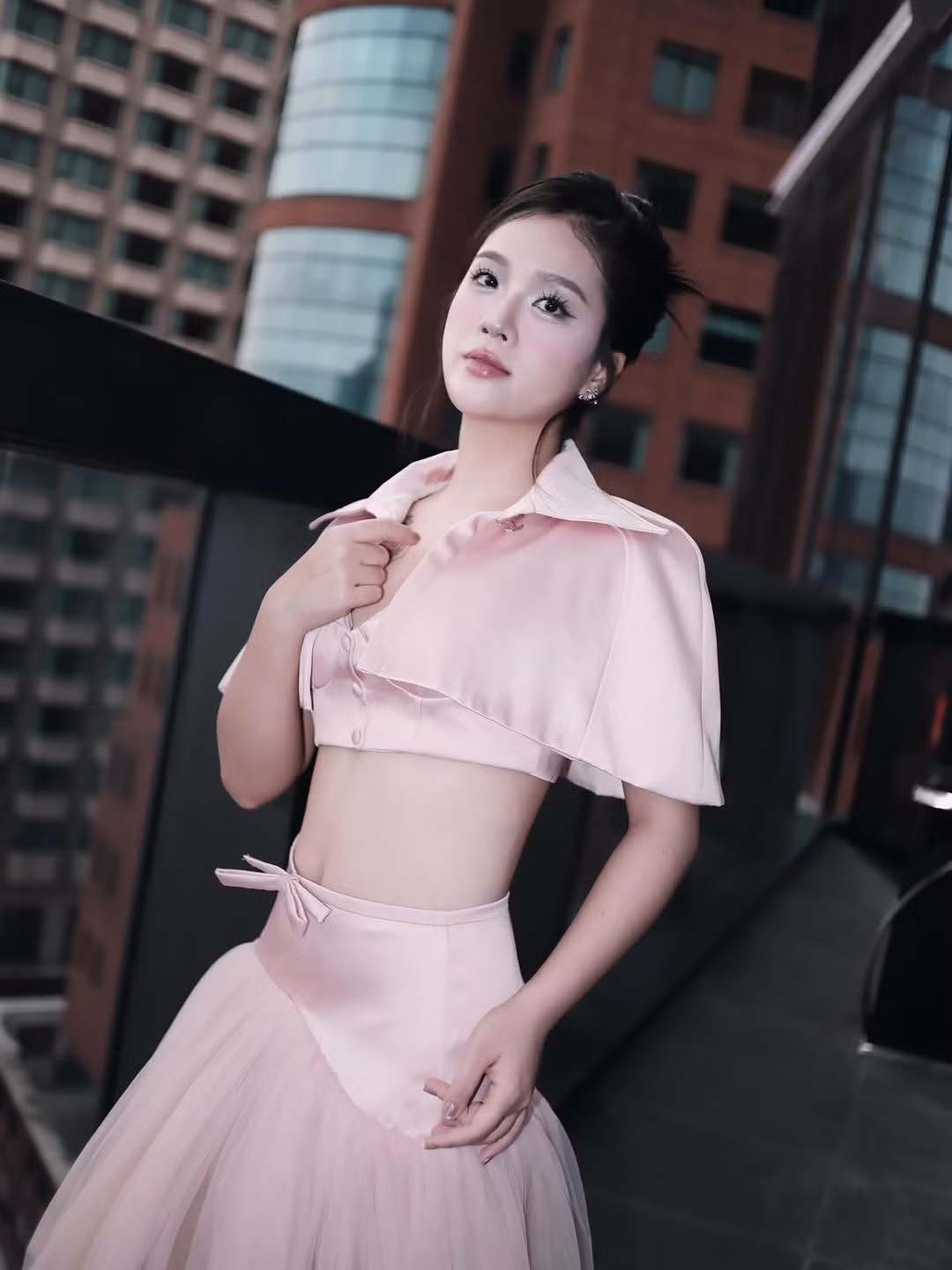 Xuất hiện trong không gian hiện đại với phông nền thành phố, Huyền My ghi điểm tuyệt đối nhờ thần thái sang trọng, nhan sắc rạng rỡ cùng vóc dáng thon gọn đáng ngưỡng mộ dù đã trải qua sinh nở.