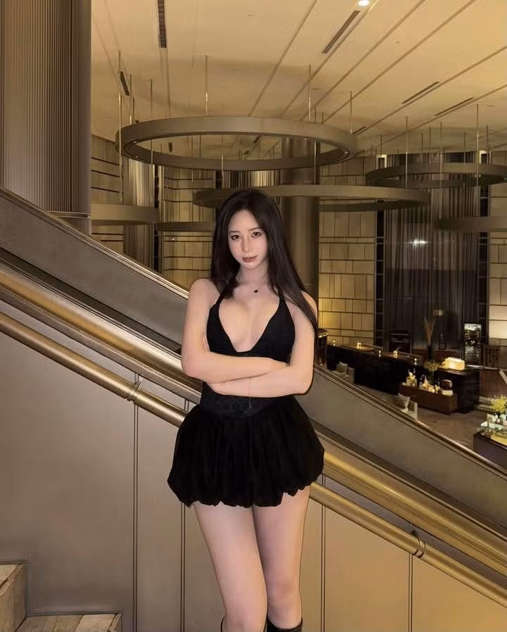 Gần như trong mọi bức ảnh, Uyên Ni luôn xuất hiện với những bộ outfit táo bạo từ bikini, váy hai dây, hoặc những thiết kế cắt xẻ hoặc khoét mạnh tay, khoe triệt để lợi thế hình thể.