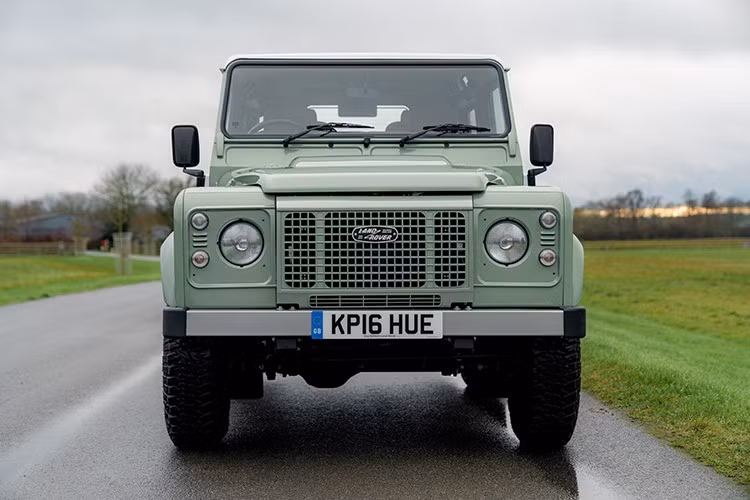 Gần như hoàn hảo cả bên trong lẫn bên ngoài, chiếc Defender 90 Heritage Edition chỉ có một chủ sở hữu duy nhất này ẩn chứa động cơ diesel tăng áp 2.2 lít bốn xi-lanh thẳng hàng dưới nắp ca-pô. Động cơ Ford Duratorq này sản sinh công suất 120 mã lực và mô-men xoắn 360 Nm.