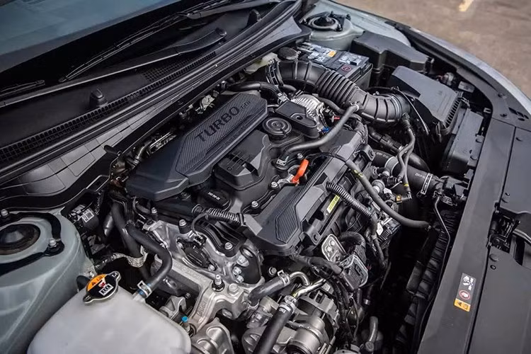 Phiên bản Kia K4 GT-Line Turbo 2026 này có khả năng tăng tốc 0 –100 km/h chỉ trong 8 giây và tốc độ tối đa 209 km/h.