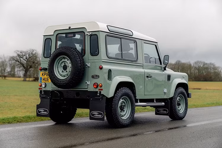 Được rao bán trên nền tảng đấu giá trực tuyến với chỉ 4.597 dặm (7.398 km) trên đồng hồ và chỉ có một chủ sở hữu từ khi mua mới, mẫu xe năm 2016 hiện đang được đấu giá cao nhất ở mức 45.000 bảng Anh. Con số này tương đương với 60.780 đô la Mỹ theo tỷ giá hiện tại.