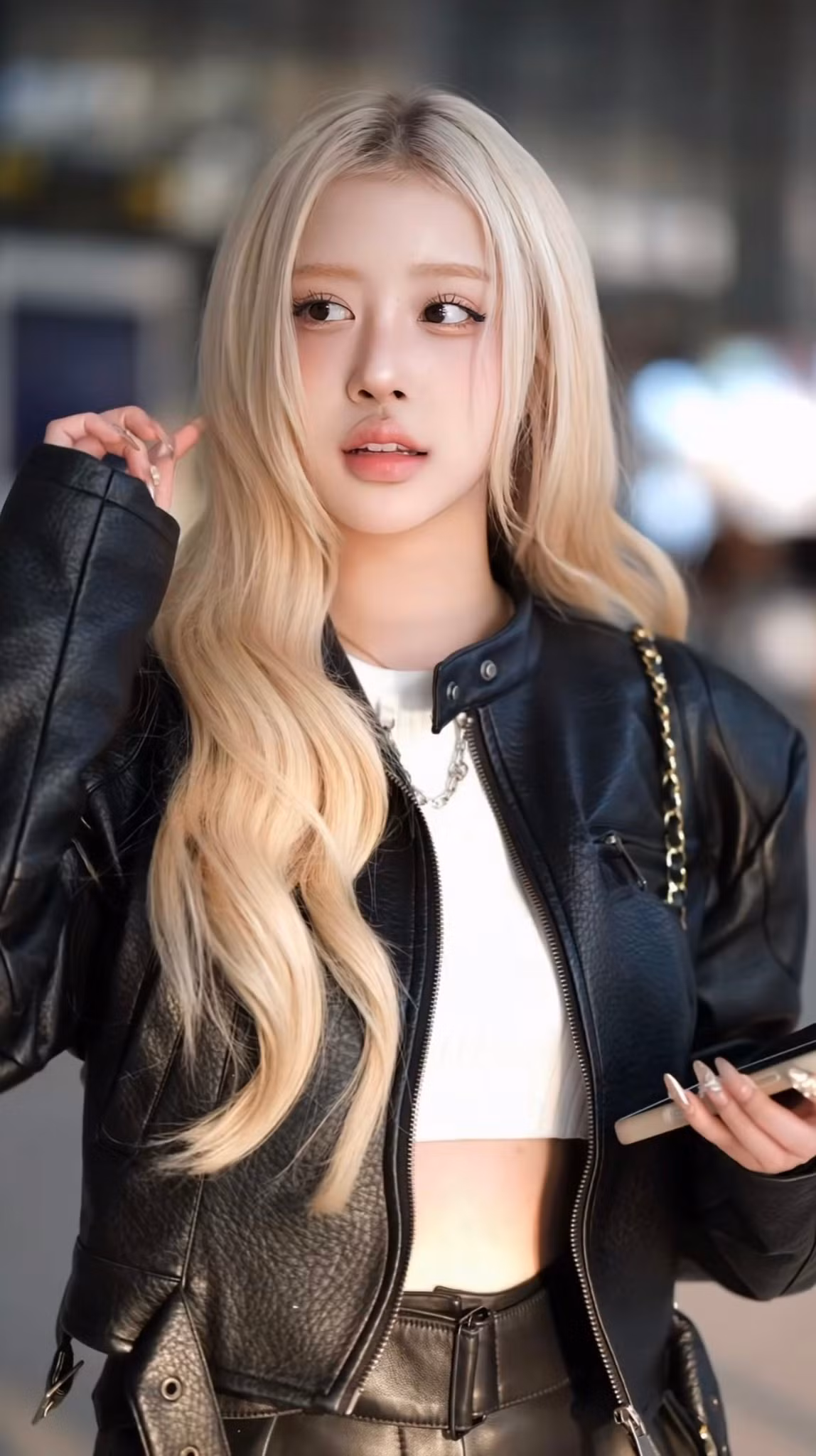 Từ những video TikTok đầu tiên, Lê Huyền Diệu đã gây chú ý nhờ gương mặt nhẹ nhàng, mái tóc dài nữ tính và lối trang điểm mang hơi hướng “nàng thơ” tương tự thần tượng K-pop đình đám. Chính vì vậy, cộng đồng mạng nhiều lần gọi vui cô là “Rosé bản Việt”, thậm chí một số khoảnh khắc của cô khiến netizen phải “đứng hình vài giây” vì liên tưởng đến Rosé ngoài đời thật.