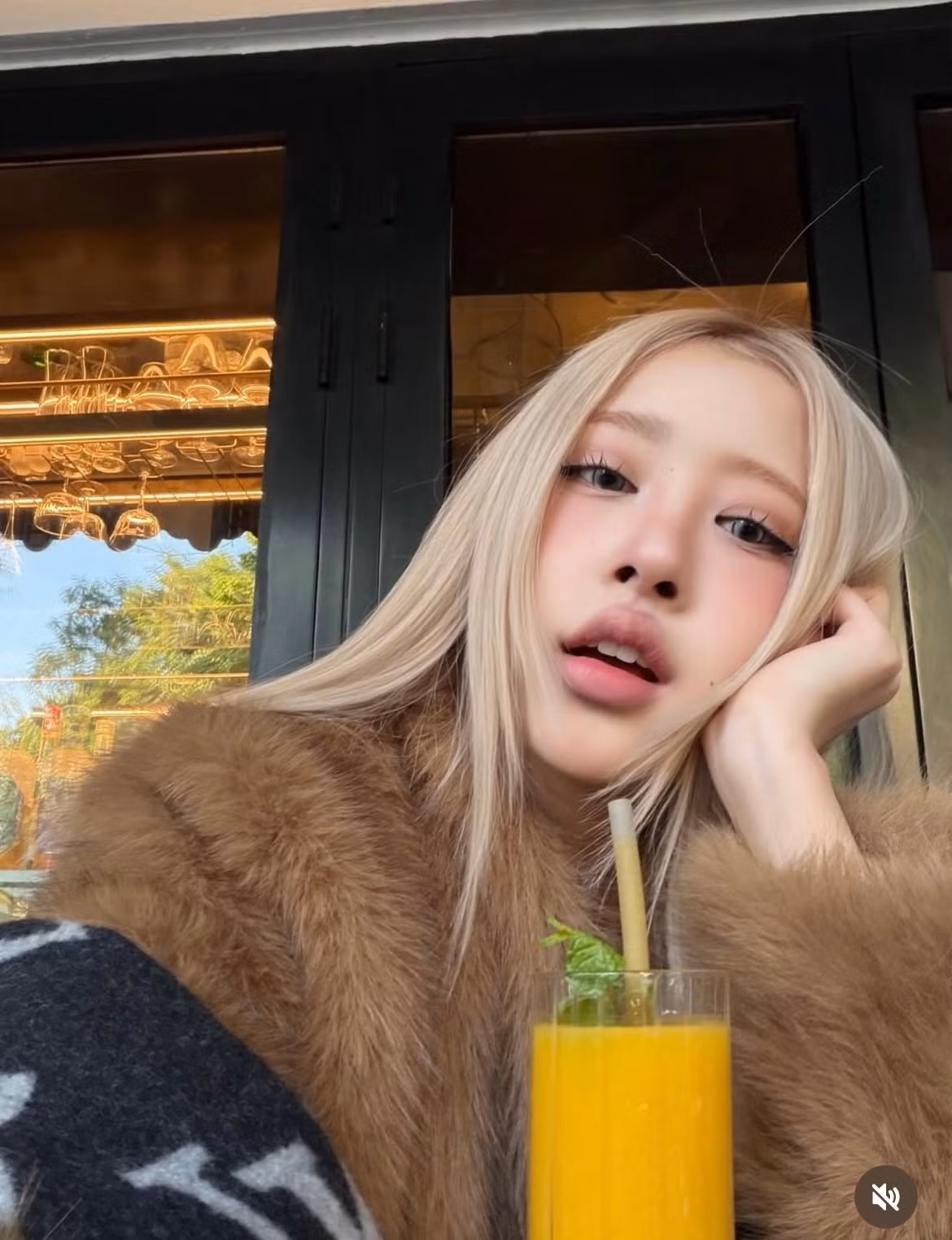 Mặc dù được quan tâm, việc Huyền Diệu thường xuyên xuất hiện với phong cách giống Rosé cũng khiến cô đối mặt với không ít tranh cãi.