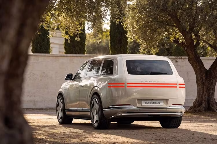 Do là xe thuần điện, GV90 không có lưới tản nhiệt truyền thống mà thay bằng đường đèn mô phỏng huy hiệu Genesis kết hợp lưới mắt cáo 3D mạ chrome ở cản trước. Thân xe giữ đường nét tối giản, bề mặt phẳng, bản tiêu chuẩn dùng mâm 22 inch. Đuôi xe cũng tối giản tương tự, không cánh gió, đèn hậu và logo được làm âm liền thân xe. Một điểm khác biệt so với bản concept là xe sử dụng gương chiếu hậu thông thường, thay vì camera.