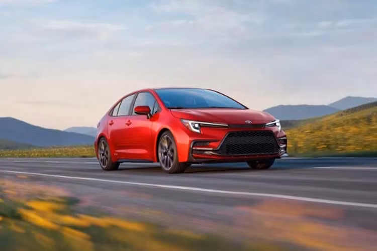 Toyota chỉ sản xuất 2.500 chiếc Corolla 60th Anniversary Special Edition, dự kiến đưa về đại lý vào đầu năm sau. Giá bán chưa được công bố, trong khi Corolla Hybrid SE 2027 có giá khởi điểm từ 27.615 USD (khoảng 722,9 triệu đồng).