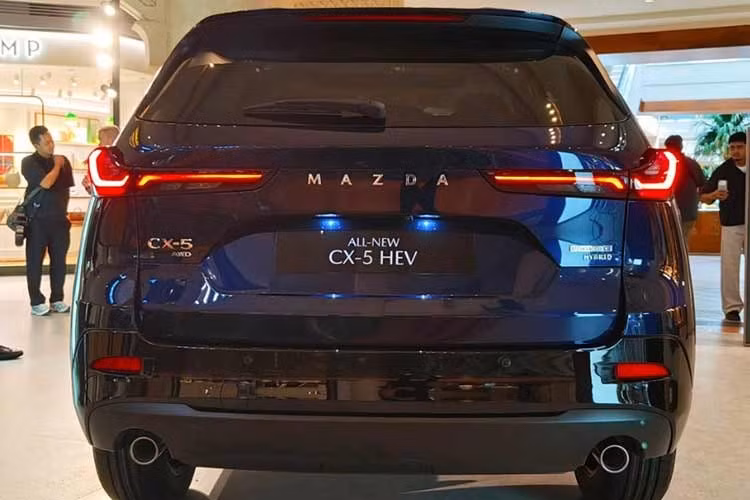 Tại Philippines, Mazda CX-5 HEV thế hệ mới có giá 2,495 triệu peso (tương đương 1 tỷ đồng). Xe được cung cấp với 6 màu ngoại thất gồm Soul Red Crystal, Rhodium White, Machine Gray, Jet Black, Aero Gray và Navy Blue Mica.