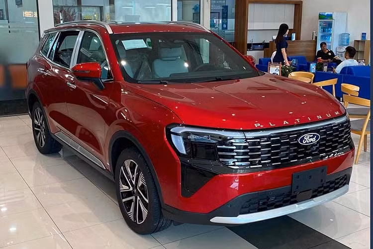 Mẫu xe SUV Ford Territory Platinum 2026 mới bắt đầu được bàn giao đến khách hàng từ tuần thứ tư của tháng 8/2026. So với các phiên bản đang phân phối, mẫu xe mới chủ yếu được nâng cấp về tiện nghi, công nghệ hỗ trợ lái và trải nghiệm bên trong khoang cabin, trong khi hệ truyền động vẫn được giữ nguyên.
