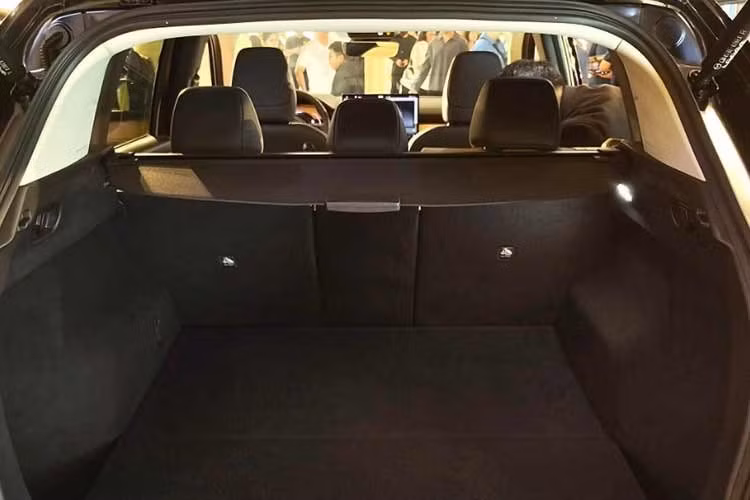 Thay đổi đáng chú ý nhất nằm dưới nắp ca-pô. Mazda CX-5 HEV 2027 mới được sử dụng hệ truyền động e-Skyactiv-G 2.5L, cho công suất 179 mã lực và mô-men xoắn cực đại 242 Nm.