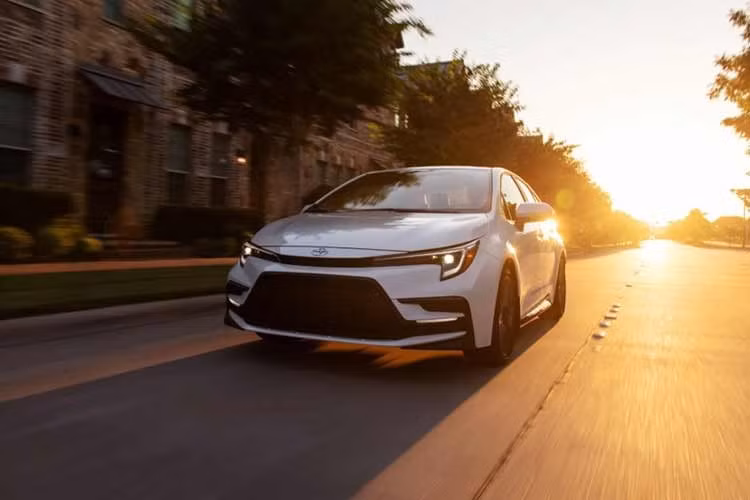 Toyota Corolla 2027 bản tiêu chuẩn tại thị trường Mỹ có giá bán từ 23.325 USD (khoảng 610 triệu đồng), chưa gồm 1.295 USD (khoảng 33,8 triệu đồng) phí vận chuyển, tăng 200 USD (tương đương 5,23 triệu đồng) so với đời trước.