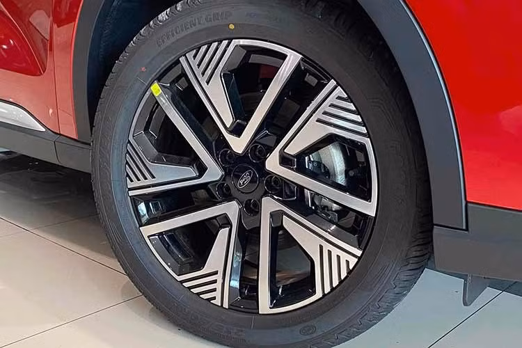 Phiên bản Platinum sở hữu lưới tản nhiệt dưới và cản sau sơn đen bóng, đi cùng bộ mâm hợp kim 19 inch và logo "Platinum" xuất hiện trên nắp ca-pô cũng như cửa hậu nhằm tạo sự khác biệt so với các phiên bản còn lại.