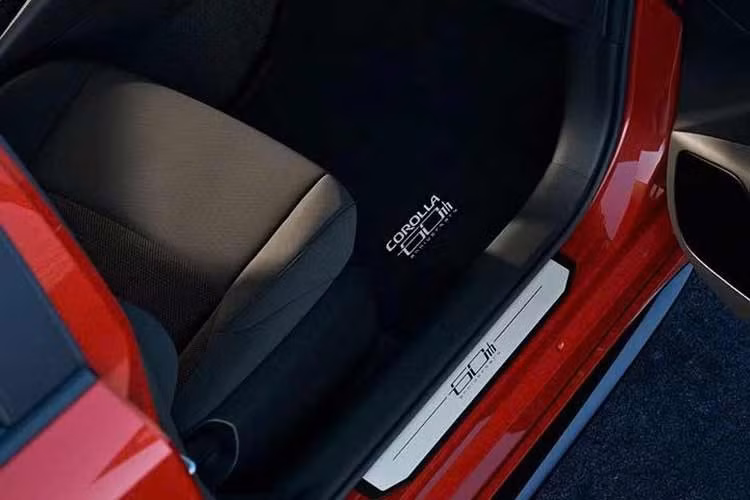 Xe sử dụng động cơ hybrid 1.8L 4 xi-lanh, cho công suất 138 mã lực. Toyota công bố mức tiêu thụ nhiên liệu của phiên bản Corolla Hybrid tiêu chuẩn có thể đạt khoảng 50 mpg đường hỗn hợp, tương đương khoảng 4,7 lít/100 km.