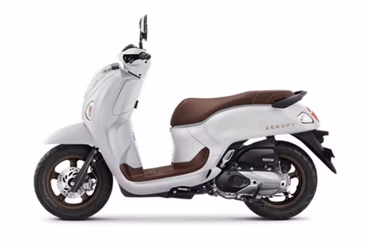 Đáng chú ý, chiều cao yên xe Honda Scoopy chỉ cao 746 mm, khá phù hợp với người dùng nữ hoặc những người có vóc dáng nhỏ bé của người Đông Nam Á, mang lại sự linh hoạt và dễ kiểm soát khi di chuyển trong đô thị.