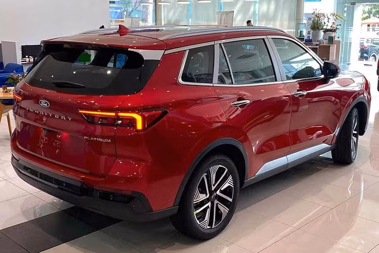 Ở ngoại thất, Ford Territory Platinum 2026 không thay đổi đáng kể về kiểu dáng tổng thể nhưng được bổ sung một số chi tiết nhận diện riêng. Xe vẫn sử dụng dải đèn LED định vị kéo dài toàn chiều rộng đầu xe, kết hợp hệ thống đèn pha LED có chức năng chống chói tự động.