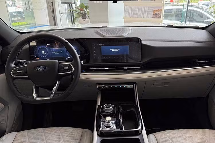 Điểm nâng cấp đáng chú ý nhất trên Ford Territory Platinum 2026 nằm ở không gian nội thất. Xe sử dụng ghế bọc da màu ghi sáng với họa tiết chỉ khâu hình kim cương và bề mặt đục lỗ nhằm tăng khả năng thông thoáng cho người ngồi. Bậc cửa được tích hợp đèn LED phát sáng khi mở cửa.