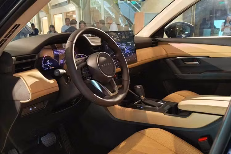 Ở phía sau, cụm đèn hậu kéo dài sâu hơn về khu vực trung tâm cửa cốp. Mazda cũng thay đổi cách nhận diện thương hiệu khi sử dụng dòng chữ “Mazda” dập nổi thay cho logo truyền thống. Khoang nội thất được phát triển dựa trên nguyên tắc thẩm mỹ Nhật Bản “Ma”.