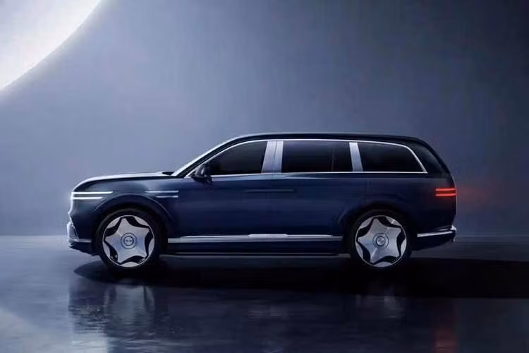 GV90 là mẫu xe đầu tiên sử dụng nền tảng khung gầm điện hoàn toàn mới của Genesis mang tên eMP (Electric Mobility Prime), dành riêng cho các mẫu xe flagship của hãng, tập trung vào không gian nội thất rộng rãi, khả năng vận hành ổn định và cảm giác lái sang trọng. Cả hai phiên bản đều dùng chung chiều dài cơ sở 3.246 mm — dài hơn BMW X7 và chỉ kém đôi chút so với Rolls-Royce Cullinan.