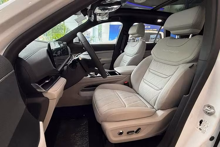 Xe sở hữu hệ thống lọc không khí vẫn bao gồm bộ lọc PM2.5 kết hợp máy ion hóa nhằm cải thiện chất lượng không khí trong khoang xe. Ford cũng nâng cấp hệ thống giải trí với dàn âm thanh 10 loa, bổ sung thêm loa trung tâm và loa siêu trầm, đi kèm bộ khuếch đại công suất 320 W.