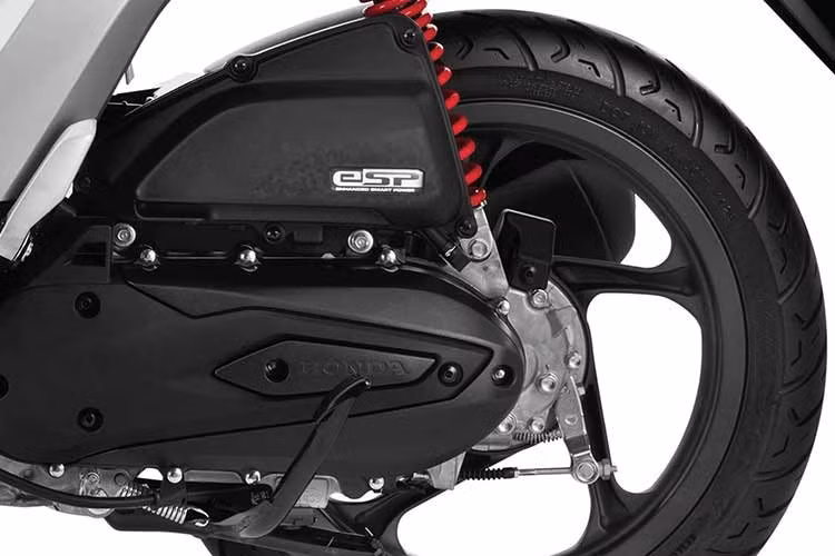 Nếu giữ cấu hình tương tự phiên bản hiện tại, Scoopy có thể tiếp tục được trang bị động cơ eSP dung tích 110 cc, phun xăng điện tử PGM-FI và làm mát bằng không khí. Khối động cơ này cho công suất khoảng 8,8 mã lực cùng mô-men xoắn 9,2 Nm.