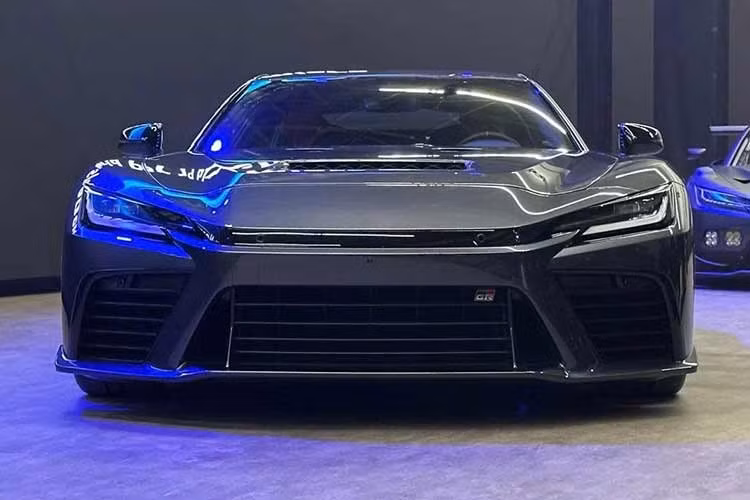 Những báo cáo gần đây cho biết Toyota GR GT sẽ có giá khởi điểm trên 220.000 USD ở thị trường Mỹ và bàn giao vào năm 2027. Dù đây là số tiền rất lớn đối với ô tô Toyota, mức giá này cũng không quá bất thường đối với một mẫu xe thể thao hiệu suất cao được sản xuất với số lượng giới hạn. Hiện Toyota vẫn chưa công bố số lượng xe GR GT sẽ được sản xuất trên toàn cầu.