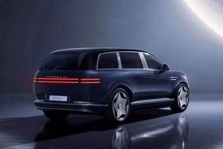 Xe đi kèm bộ pin dung lượng 123,5 kWh lớn nhất từng được trang bị trên một sản phẩm của hãng. Với cấu hình 7 chỗ, Genesis công bố phạm vi hoạt động gần 500 km/ trong các bài thử nghiệm tại Mỹ. Về sạc nhanh, xe có thể nạp từ 10% lên 80% dung lượng pin chỉ trong 22 phút khi sử dụng trụ sạc nhanh DC công suất 350 kW.