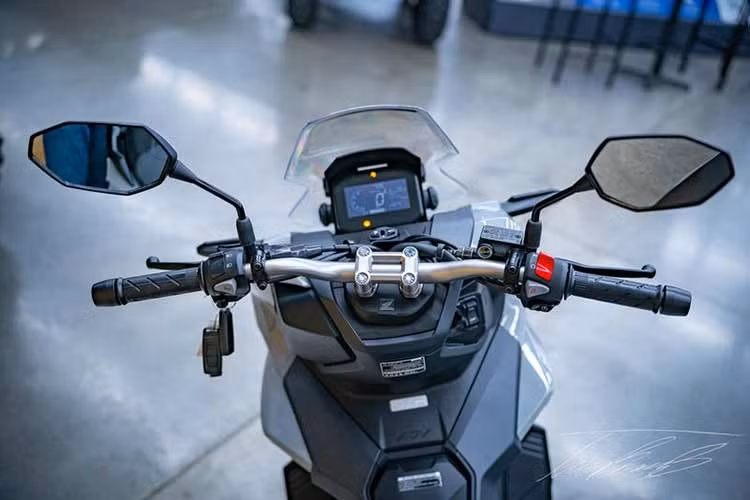 Về mặt vận hành, ADV160 RoadSync vẫn duy trì nền tảng kỹ thuật vốn đã được đánh giá cao. Xe sử dụng động cơ eSP+ dung tích 156,9 cc, xi-lanh đơn, 4 van, làm mát bằng dung dịch, mang lại khả năng tăng tốc mượt mà, mô-men xoắn đến sớm và hiệu suất tiêu thụ nhiên liệu tối ưu.