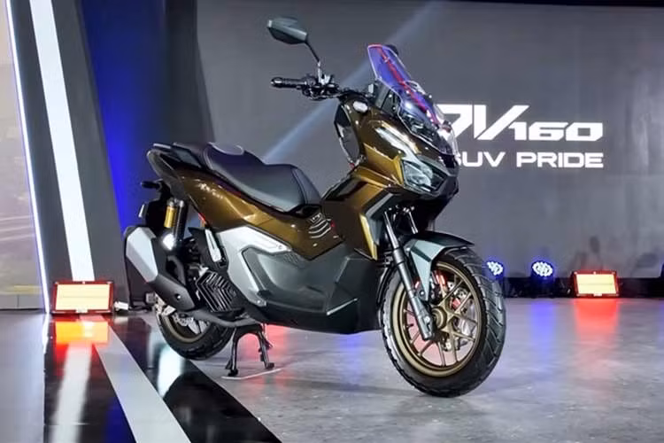 Tại thị trường Thái Lan, Honda ADV160 RoadSync 2026 được niêm yết với mức giá 101.900 baht (tương đương khoảng 84,8 triệu đồng). Hiện vẫn chưa có thông tin mẫu xe này được bán chính hãng tại Việt Nam, nhưng hiện ADV160 RoadSync 2026 đã được các đại lý tư nhân nhập về nhằm đón đầu xu hướng.