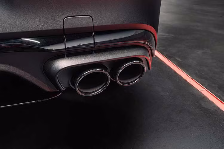 Mercedes-AMG khẳng định trọng tâm của GLC 53 mới được đặt vào cảm giác vận hành hơn là thông số. Trong đó, động cơ 6 xi-lanh được trang bị hệ thống xả mới với các bộ cộng hưởng đặc biệt, tạo ra những tiếng nổ lách tách và âm trầm dày mà người ta mong đợi khi thấy logo AMG.