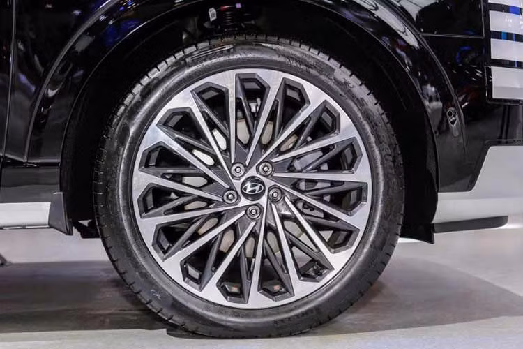 Hyundai cũng cho biết đã xuất khẩu hơn 100.000 xe Palisade đời 2026 từ Hàn Quốc trong vòng 8 tháng kể từ khi mẫu xe này được phân phối rộng rãi ra quốc tế. Đà tăng trưởng ấn tượng của Palisade được xem là kết quả từ sự xuất hiện của thế hệ thứ hai, bắt đầu bắt đầu được giao tới khách hàng tại Hàn Quốc từ tháng 1/2025 và chính thức mở bán tại thị trường Mỹ vào mùa hè cùng năm.