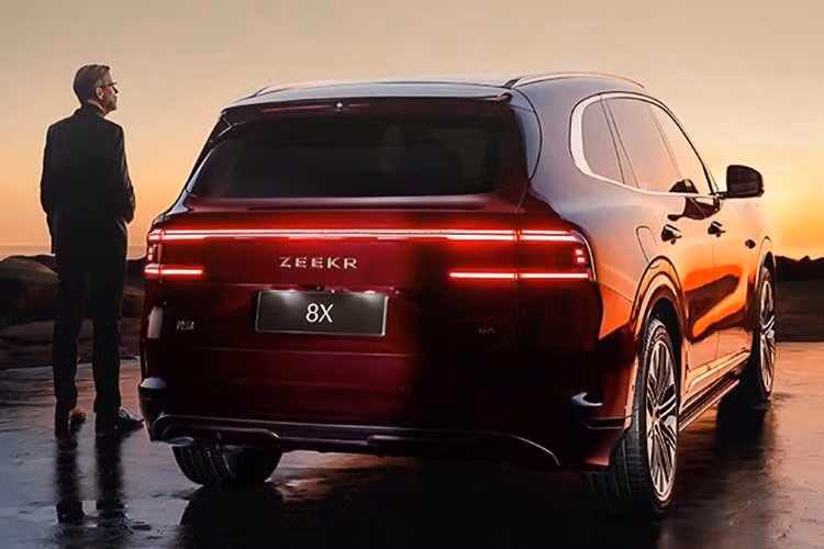 Mẫu xe tiếp theo của Zeekr sẽ là 8X. Đúng như tên gọi, 8X được định vị nằm giữa 7X và 9X, dự kiến có ít nhất hai phiên bản, trong đó có một bản thiên về thể thao. Những hình ảnh mới do Bộ Công nghiệp và Công nghệ Thông tin Trung Quốc công bố đã hé lộ trọn vẹn thiết kế của mẫu SUV này.